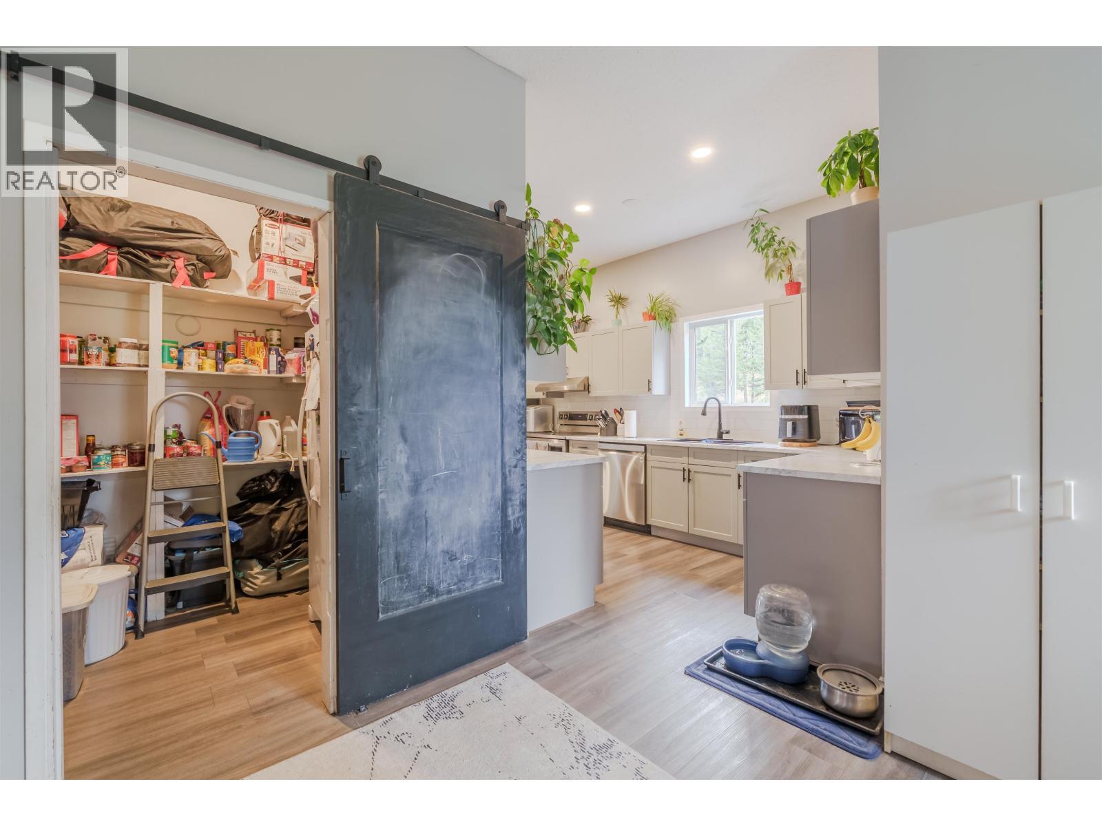 6395 Young Road, Horse Lake, BC - Indoor Photo Showing Kitchen