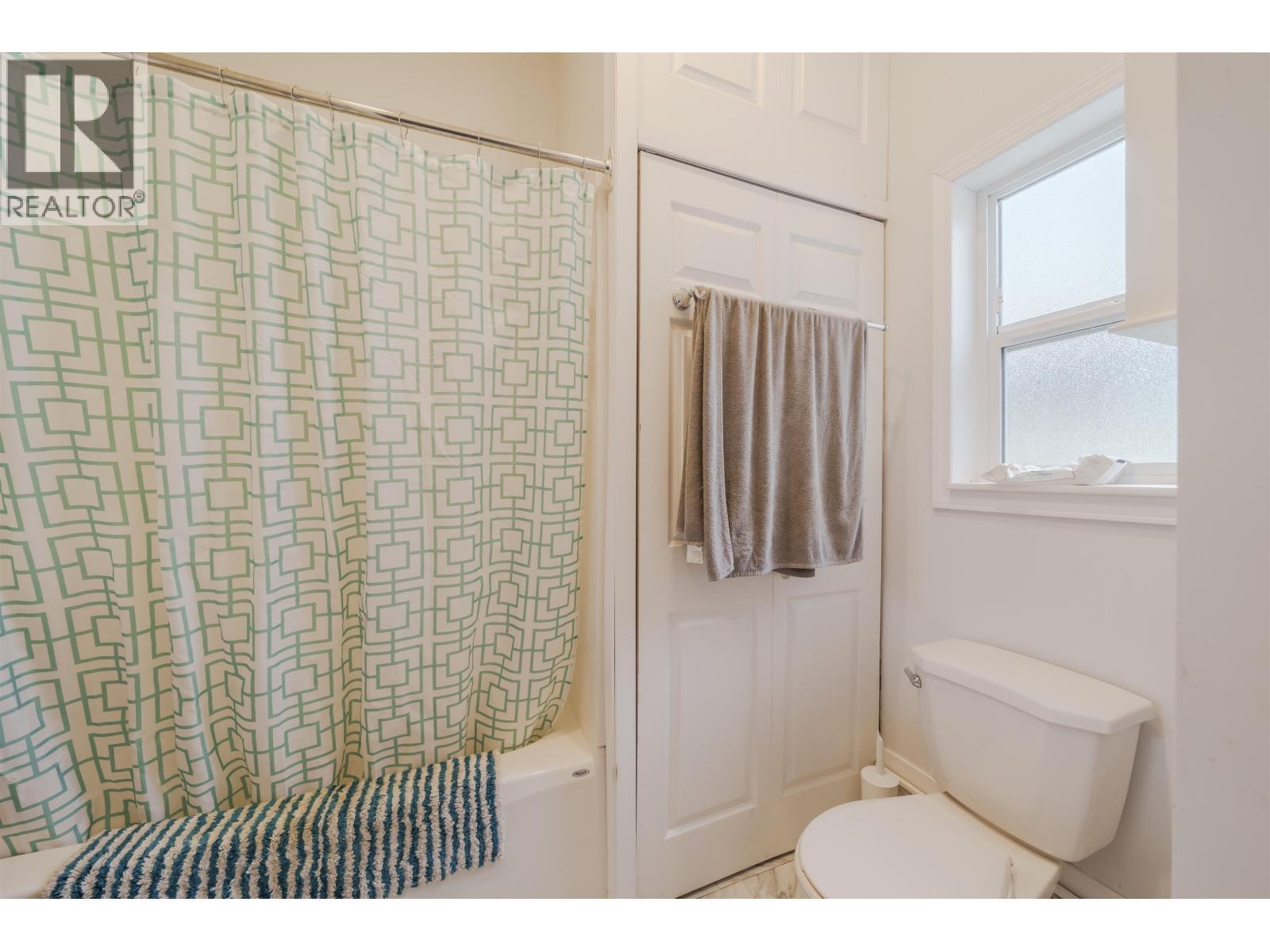 6395 Young Road, Horse Lake, BC - Indoor Photo Showing Bathroom