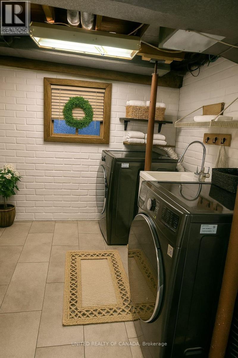 Lower - 126 Weldrick Rd Road W, Richmond Hill, ON - Indoor Photo Showing Laundry Room