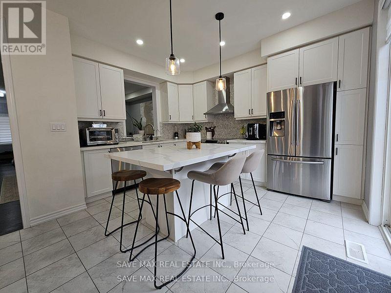 Upper - 105 Whitlock Avenue E, Milton, ON - Indoor Photo Showing Kitchen With Upgraded Kitchen