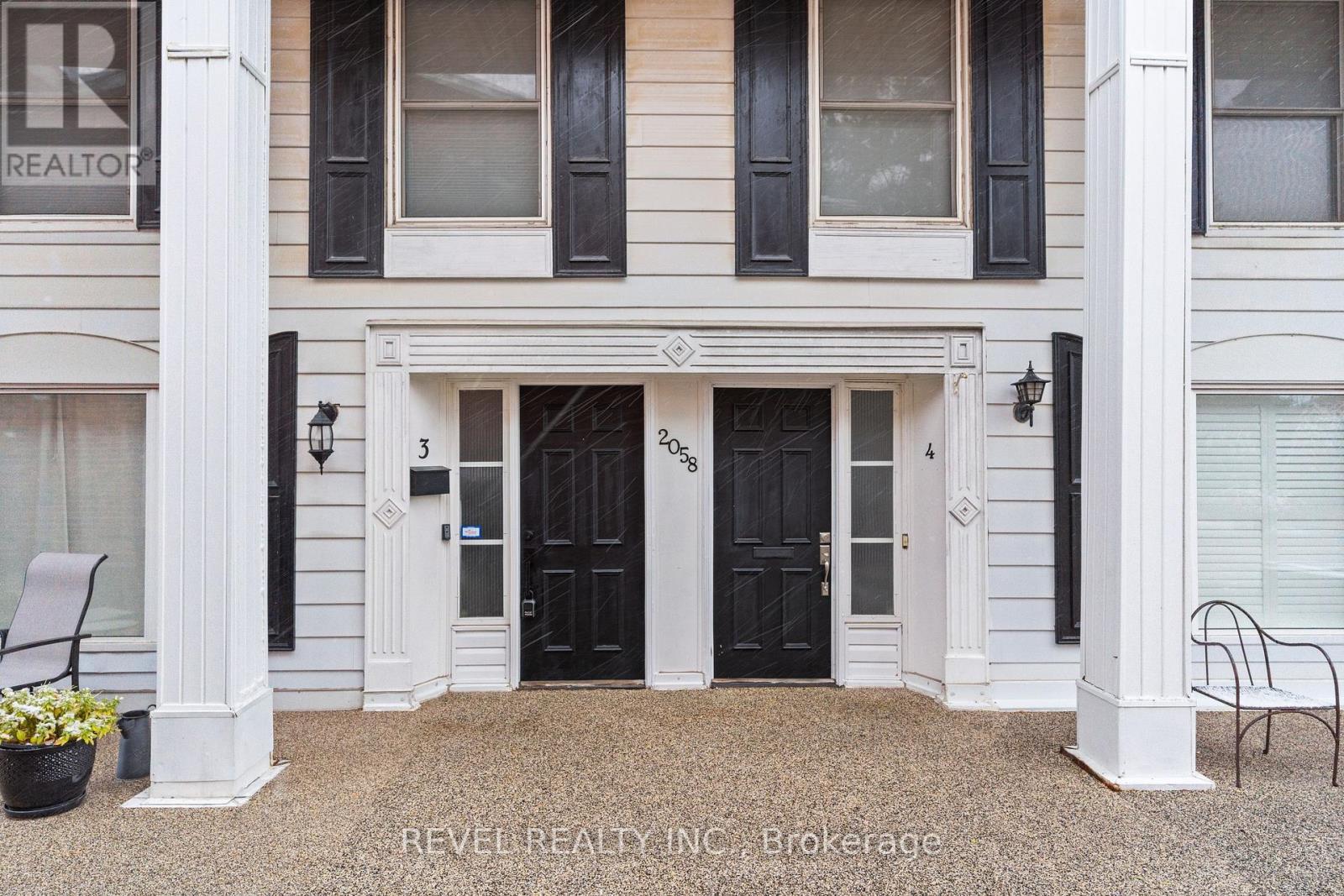 3 - 2058 Brant Street, Burlington, ON - Outdoor With Exterior