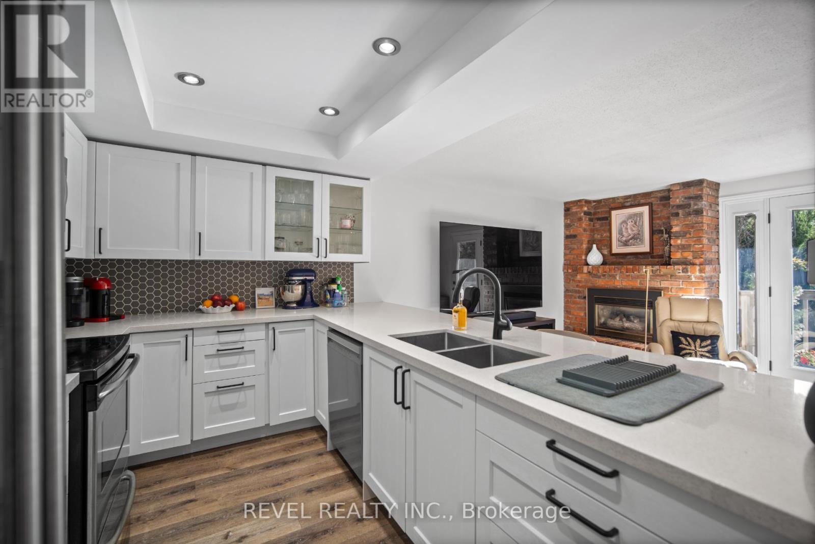 3 - 2058 Brant Street, Burlington, ON - Indoor Photo Showing Kitchen With Double Sink