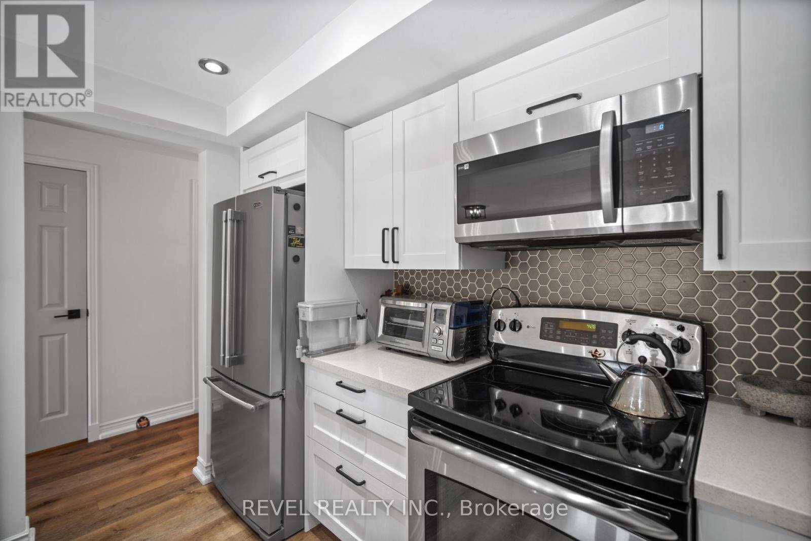 3 - 2058 Brant Street, Burlington, ON - Indoor Photo Showing Kitchen With Stainless Steel Kitchen