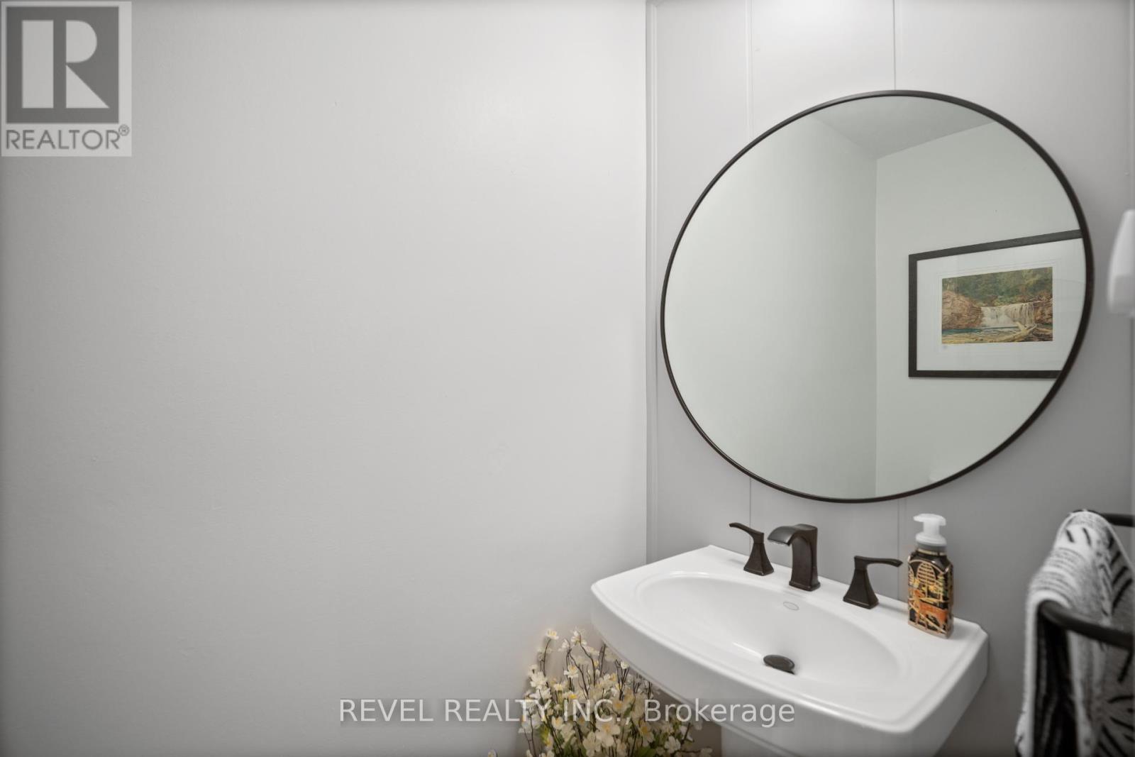 3 - 2058 Brant Street, Burlington, ON - Indoor Photo Showing Bathroom