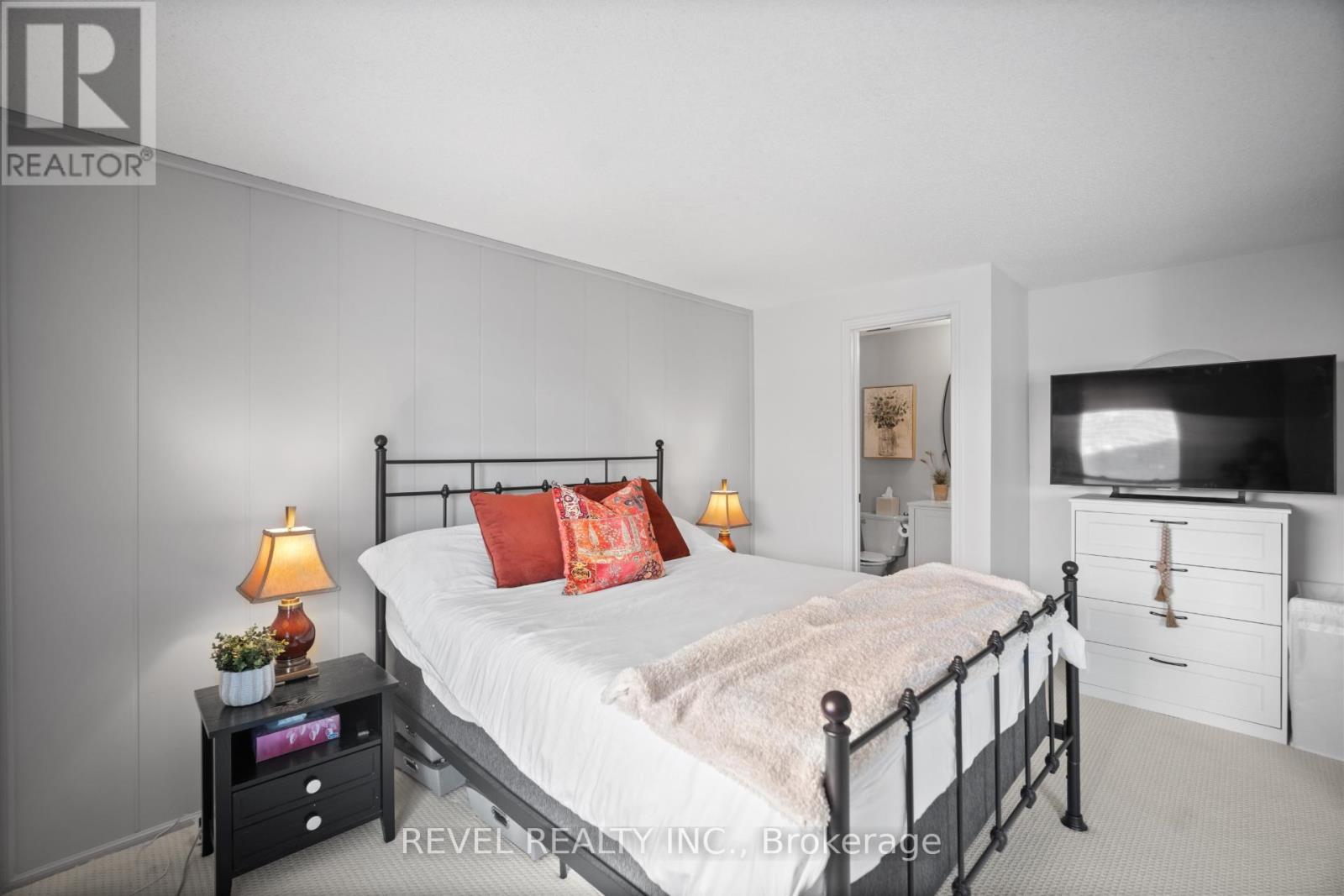 3 - 2058 Brant Street, Burlington, ON - Indoor Photo Showing Bedroom