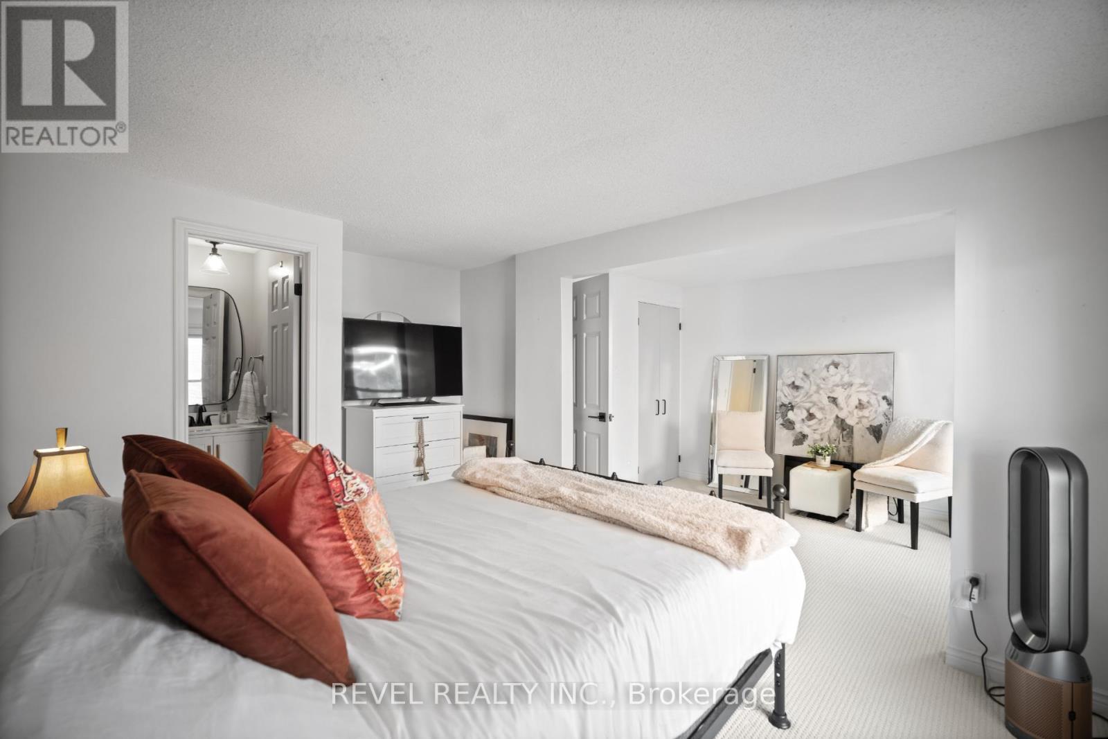 3 - 2058 Brant Street, Burlington, ON - Indoor Photo Showing Bedroom