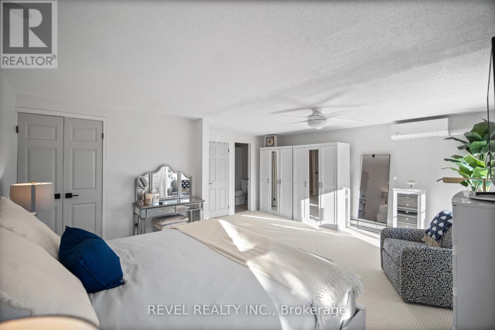 3 - 2058 Brant Street, Burlington, ON - Indoor Photo Showing Bedroom