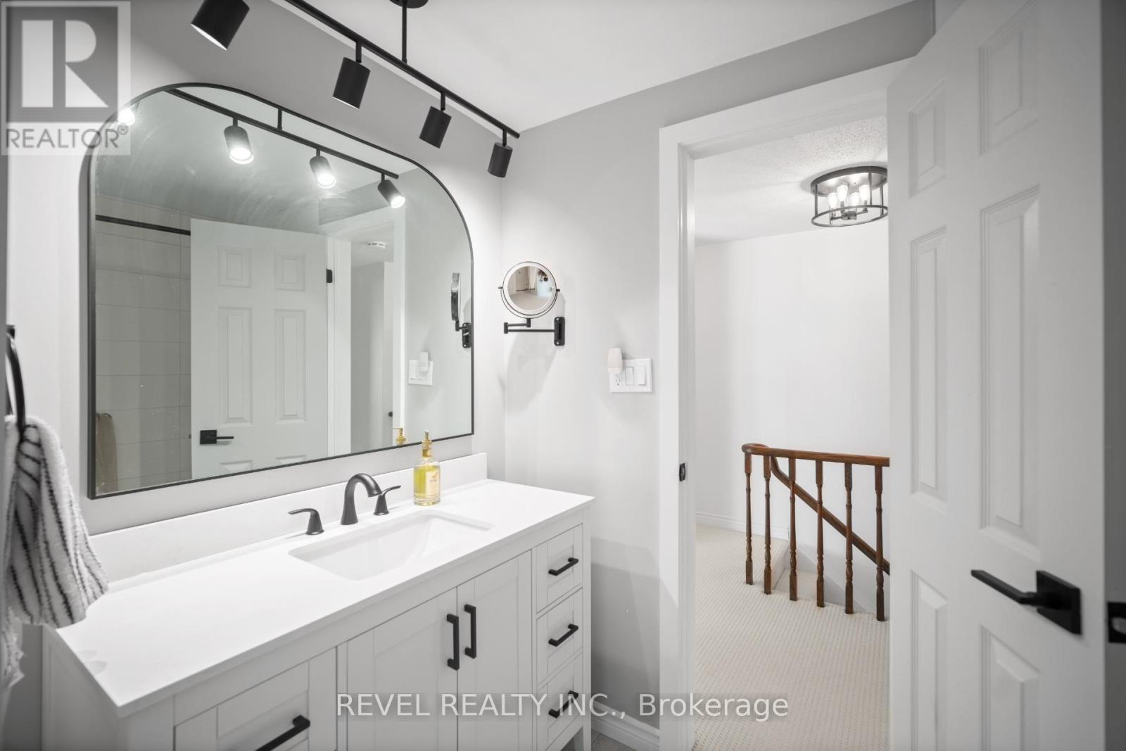 3 - 2058 Brant Street, Burlington, ON - Indoor Photo Showing Bathroom