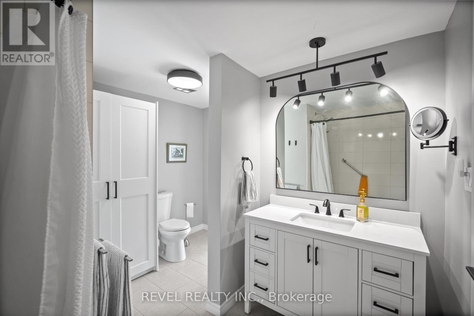 3 - 2058 Brant Street, Burlington, ON - Indoor Photo Showing Bathroom