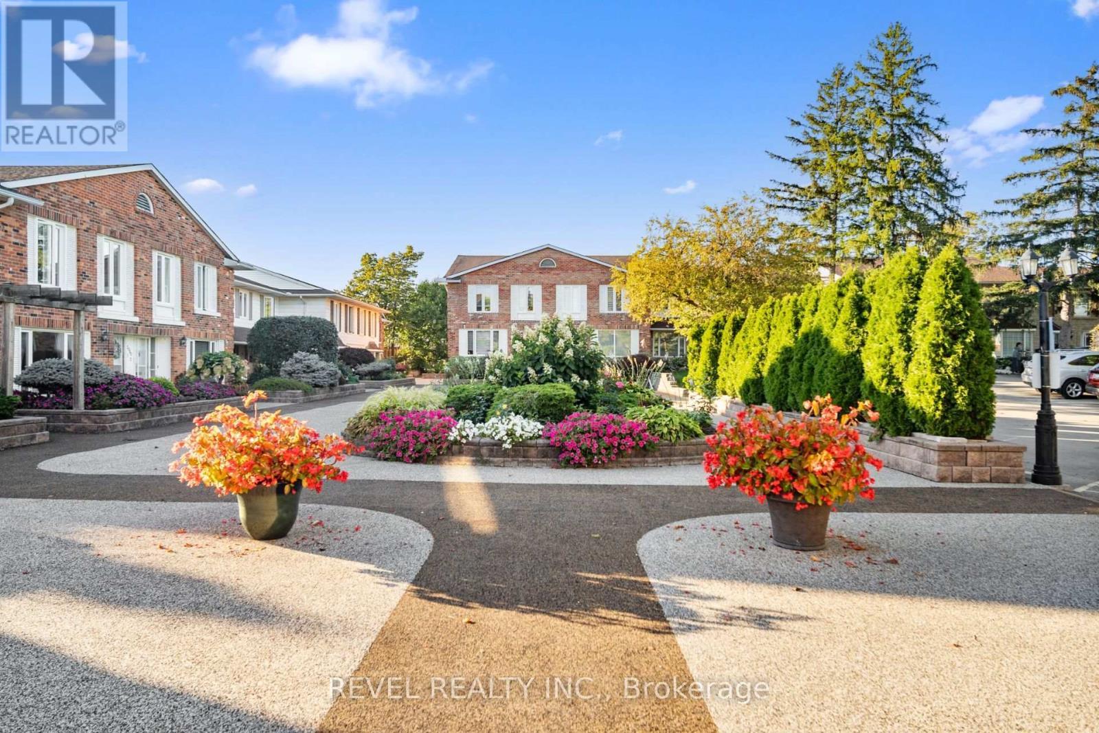 3 - 2058 Brant Street, Burlington, ON - Outdoor