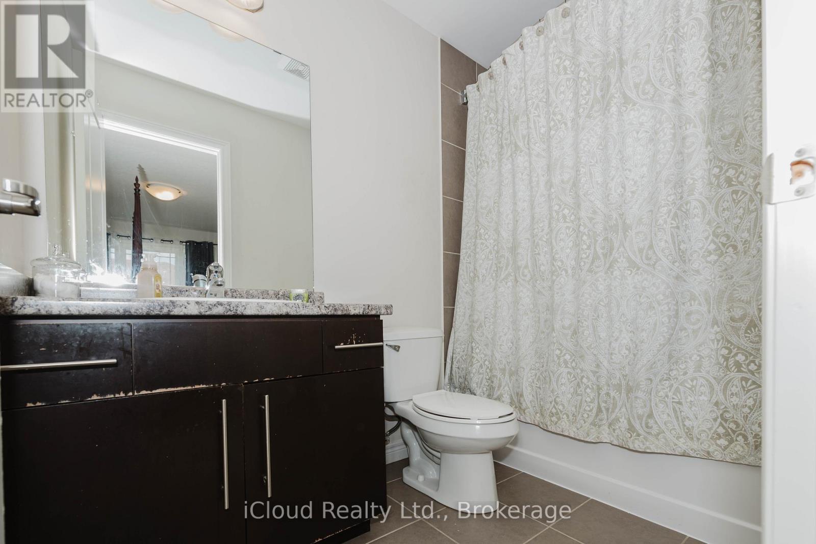 32 Rolling Lane, Hamilton, ON - Indoor Photo Showing Bathroom