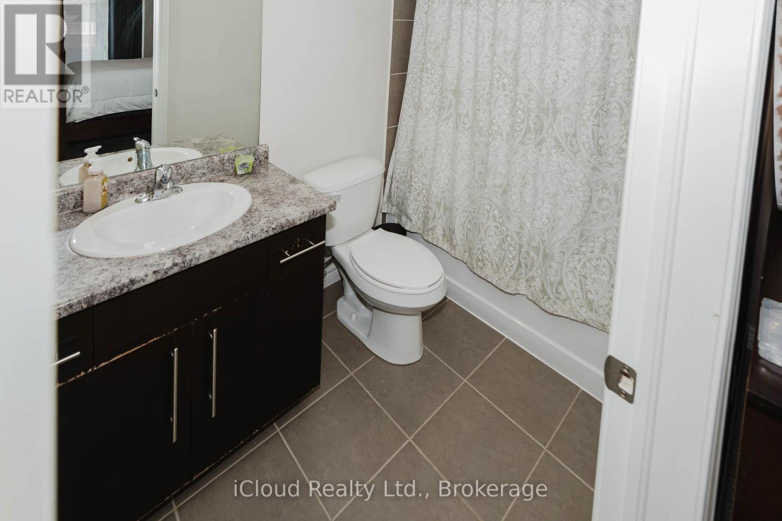 32 Rolling Lane, Hamilton, ON - Indoor Photo Showing Bathroom
