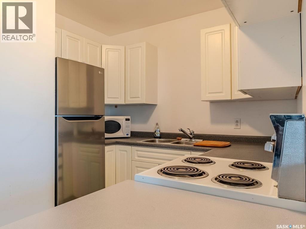 90 2Nd Street, Osler, SK - Indoor Photo Showing Kitchen With Double Sink