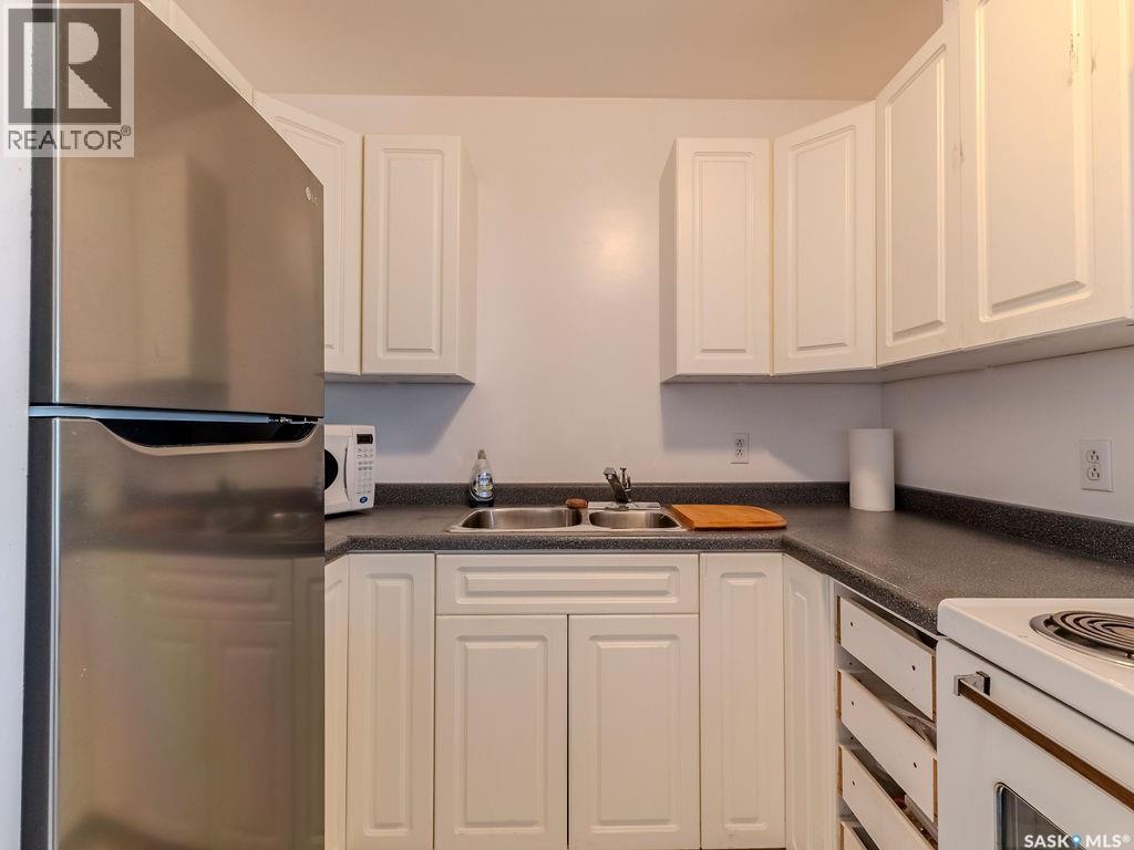 90 2Nd Street, Osler, SK - Indoor Photo Showing Kitchen With Double Sink
