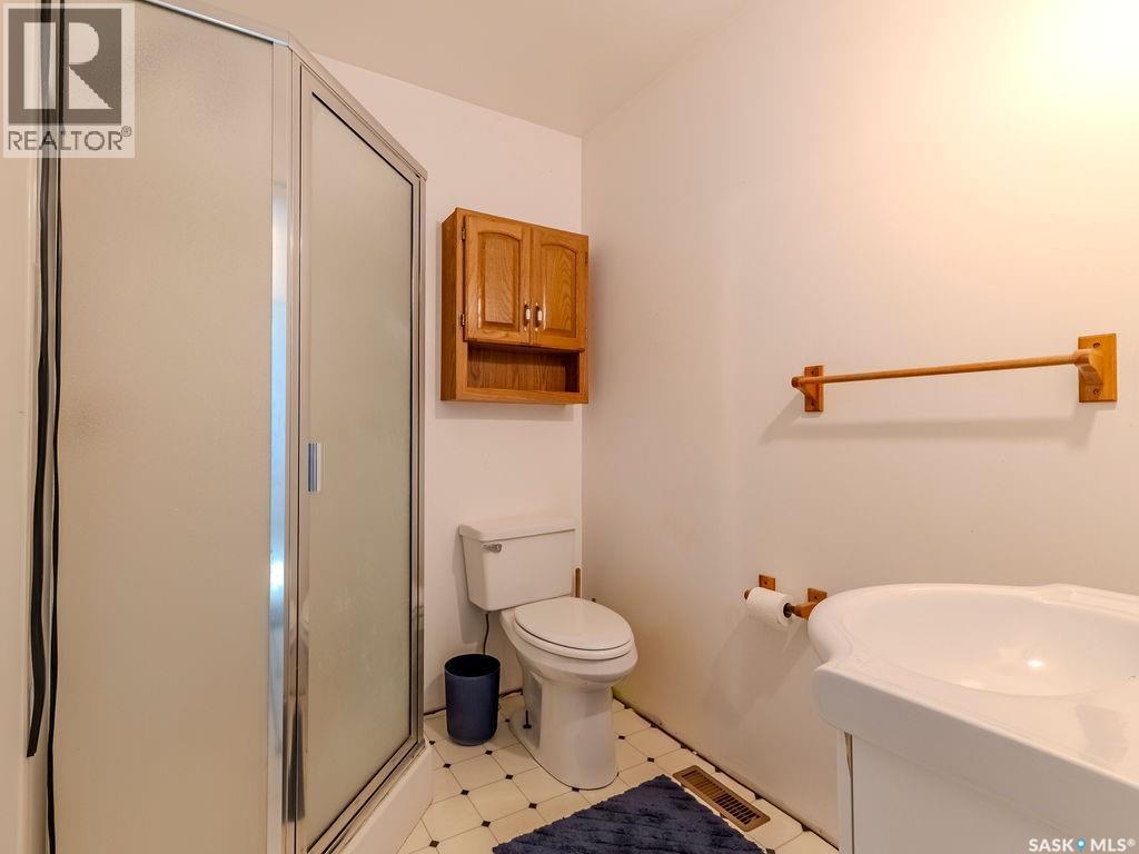 90 2Nd Street, Osler, SK - Indoor Photo Showing Bathroom