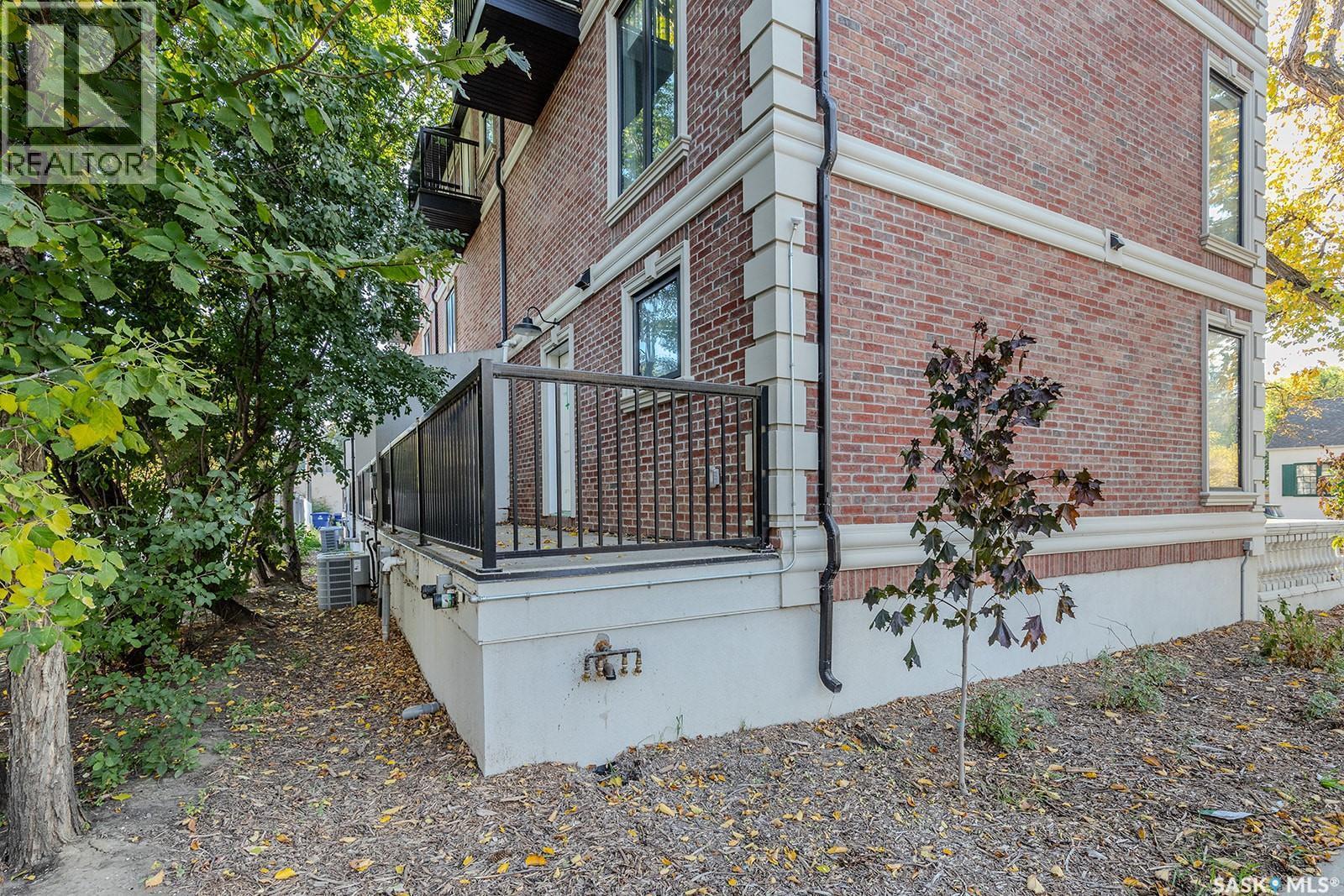 1001 Osler Street, Saskatoon, SK - Outdoor