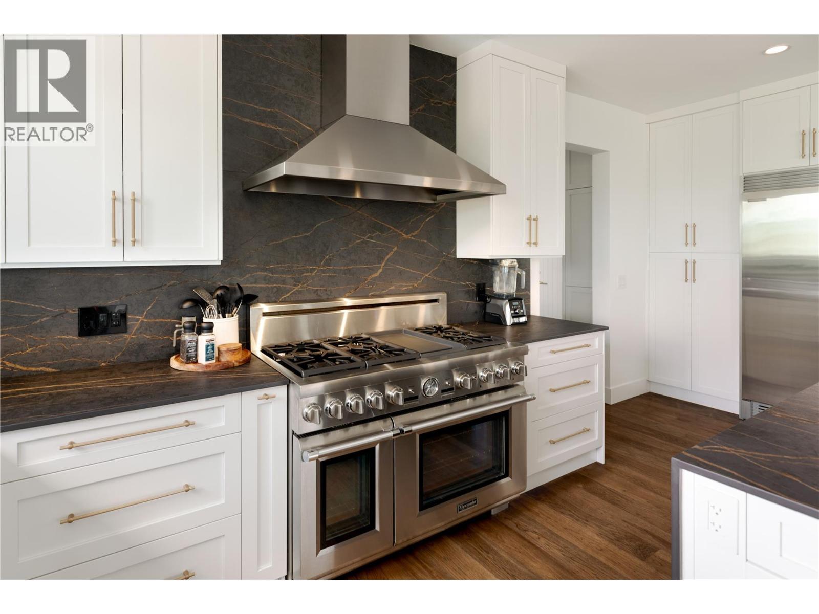 172 Skyland Drive, Kelowna, BC - Indoor Photo Showing Kitchen With Upgraded Kitchen