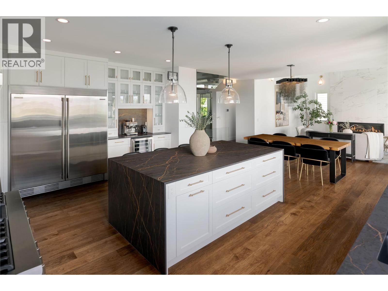 172 Skyland Drive, Kelowna, BC - Indoor Photo Showing Kitchen With Upgraded Kitchen