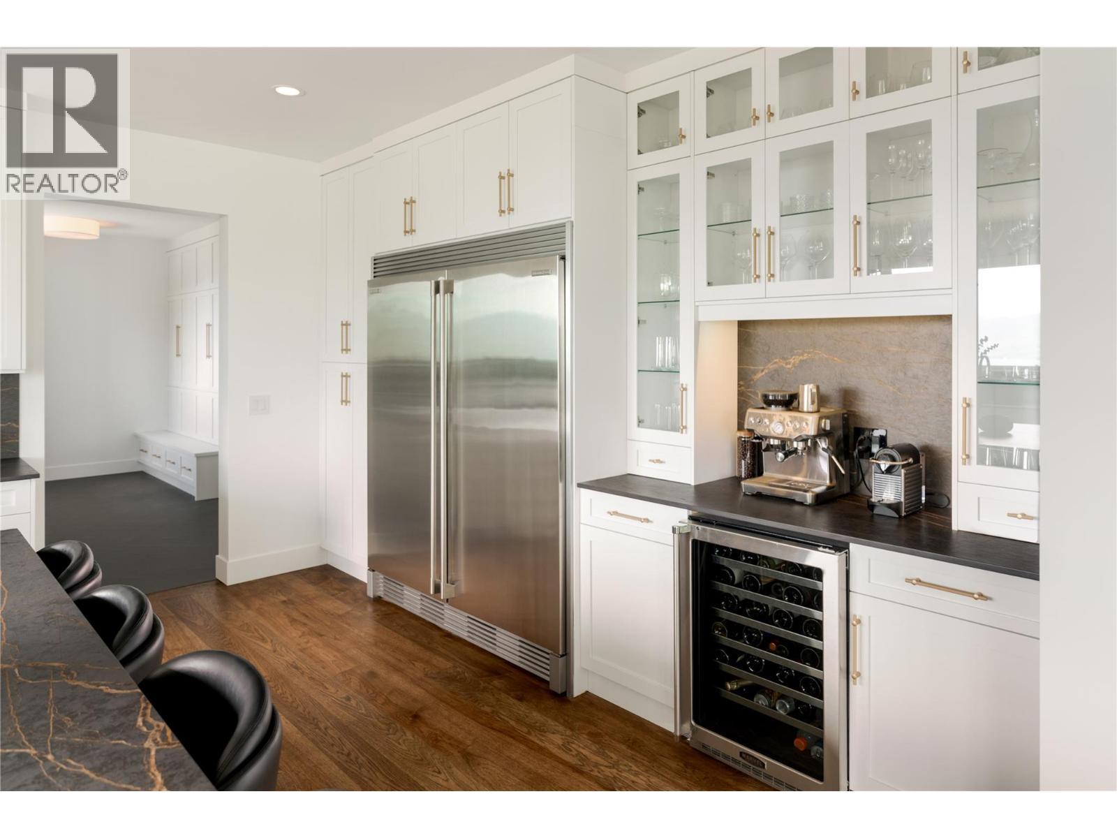172 Skyland Drive, Kelowna, BC - Indoor Photo Showing Kitchen