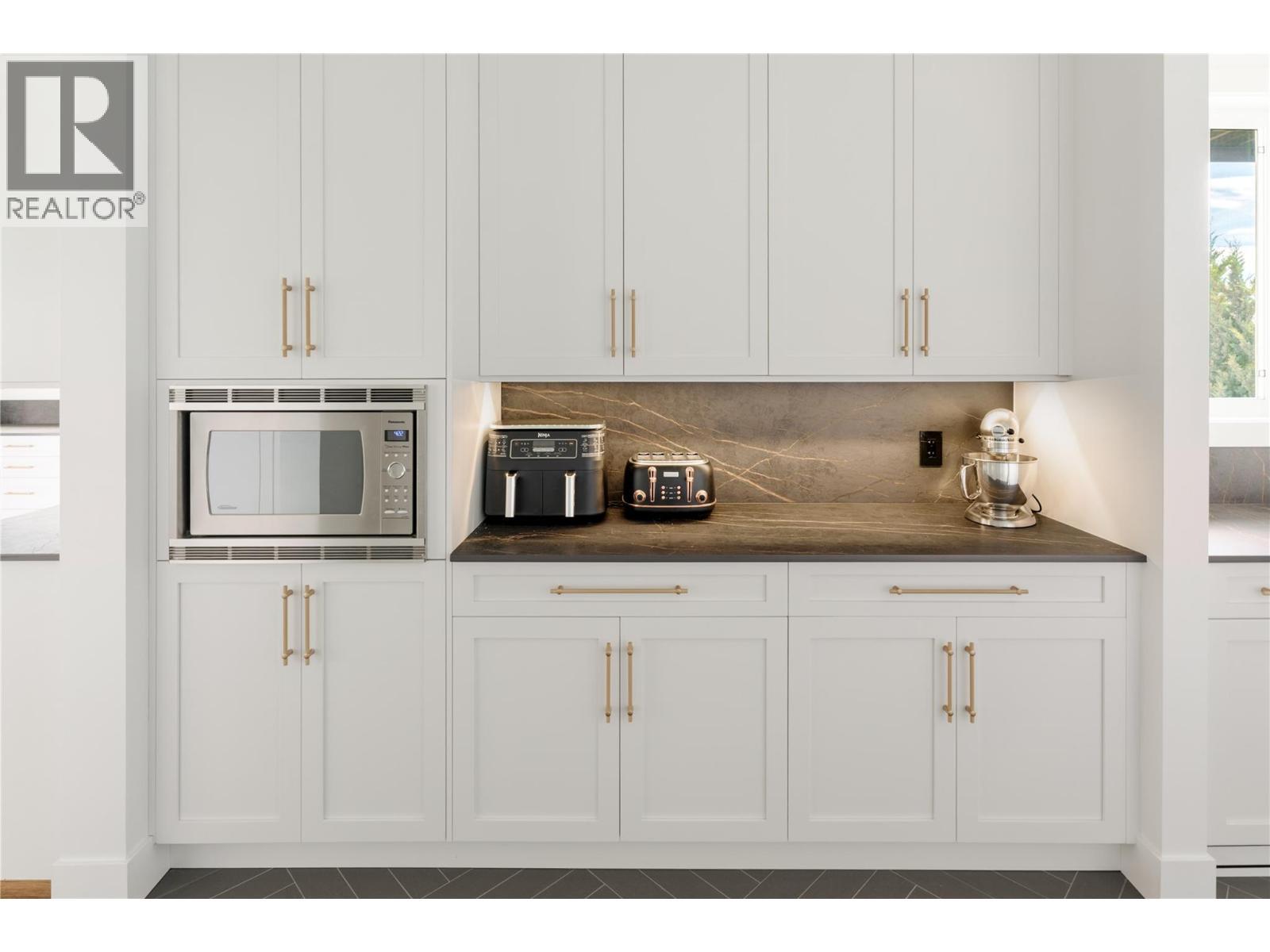172 Skyland Drive, Kelowna, BC - Indoor Photo Showing Kitchen
