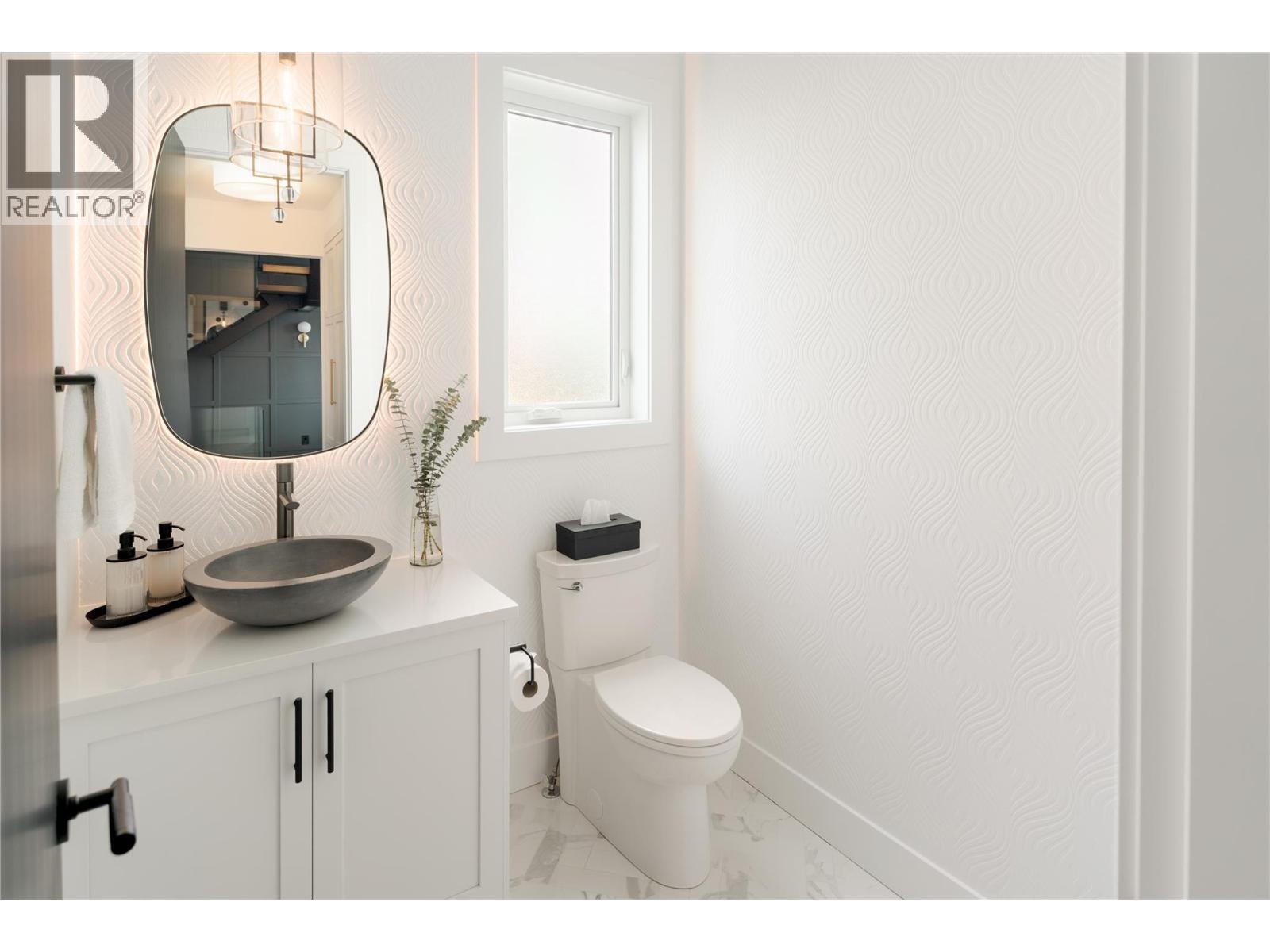 172 Skyland Drive, Kelowna, BC - Indoor Photo Showing Bathroom