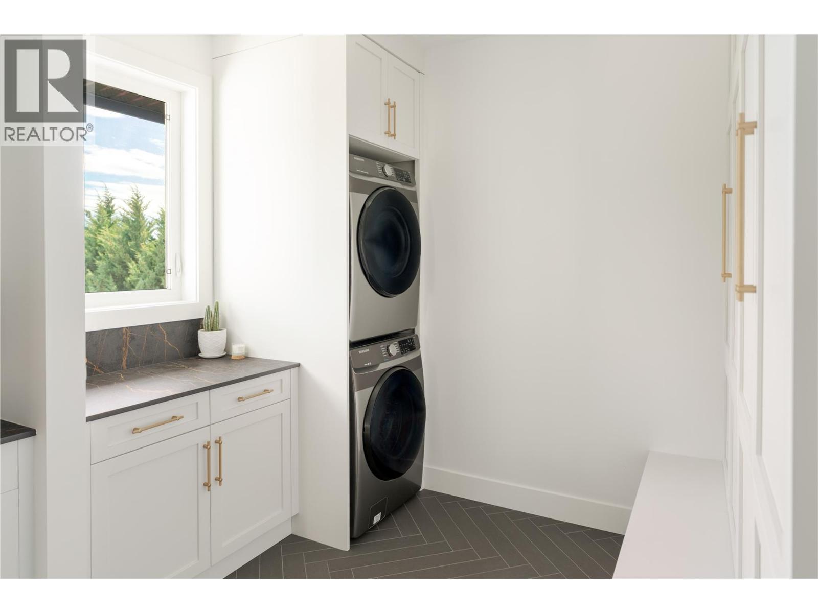 172 Skyland Drive, Kelowna, BC - Indoor Photo Showing Laundry Room