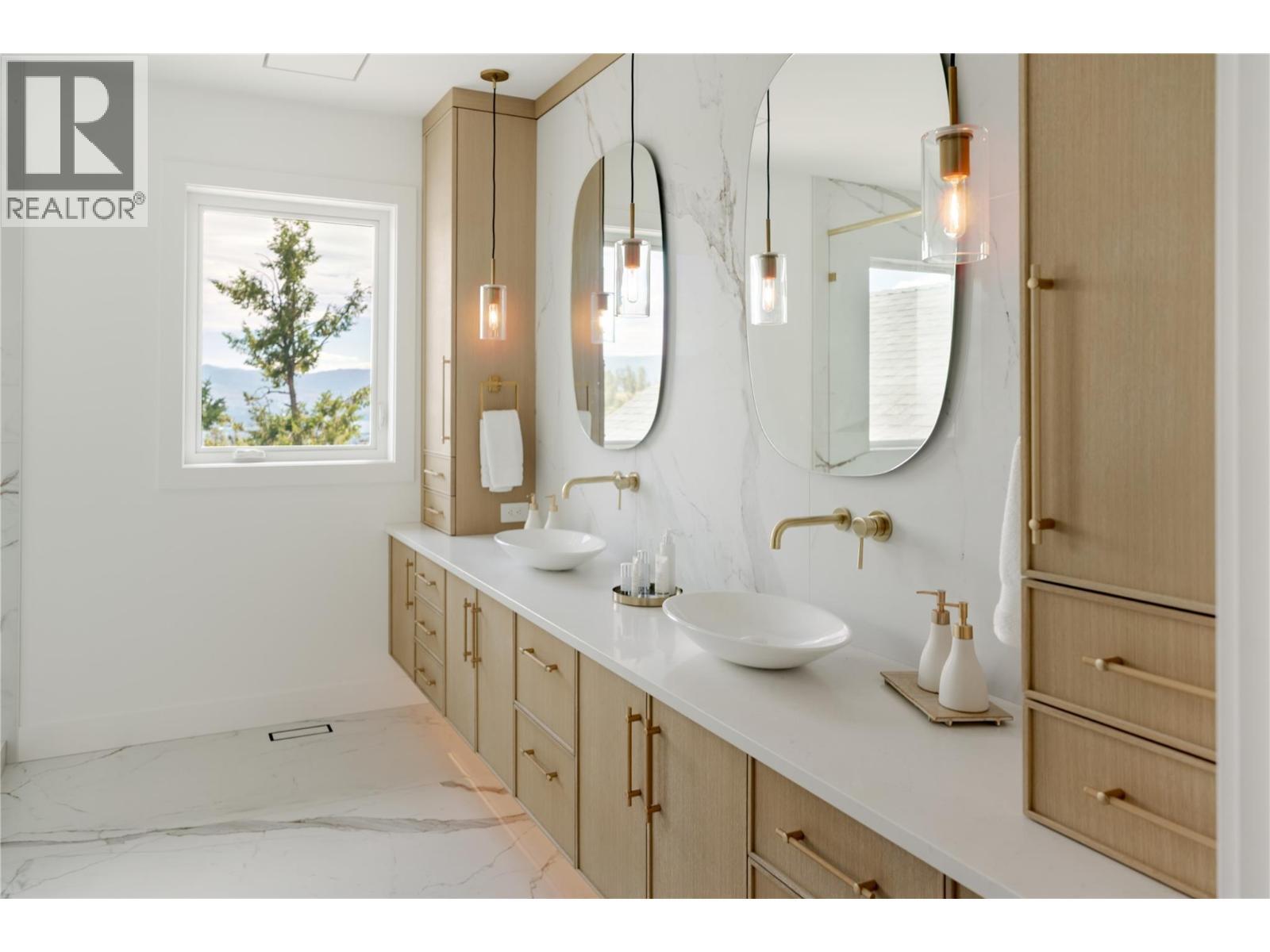 172 Skyland Drive, Kelowna, BC - Indoor Photo Showing Bathroom