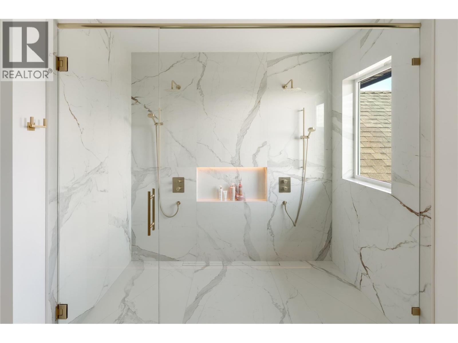 172 Skyland Drive, Kelowna, BC - Indoor Photo Showing Bathroom