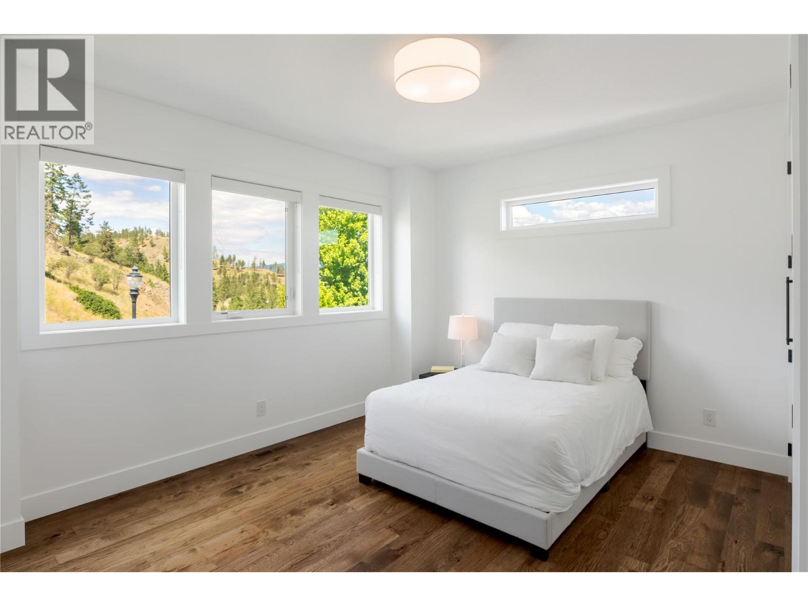 172 Skyland Drive, Kelowna, BC - Indoor Photo Showing Bedroom