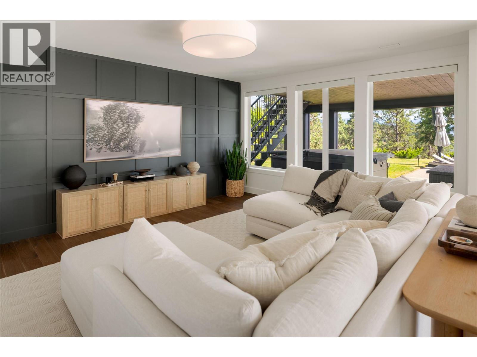 172 Skyland Drive, Kelowna, BC - Indoor Photo Showing Living Room