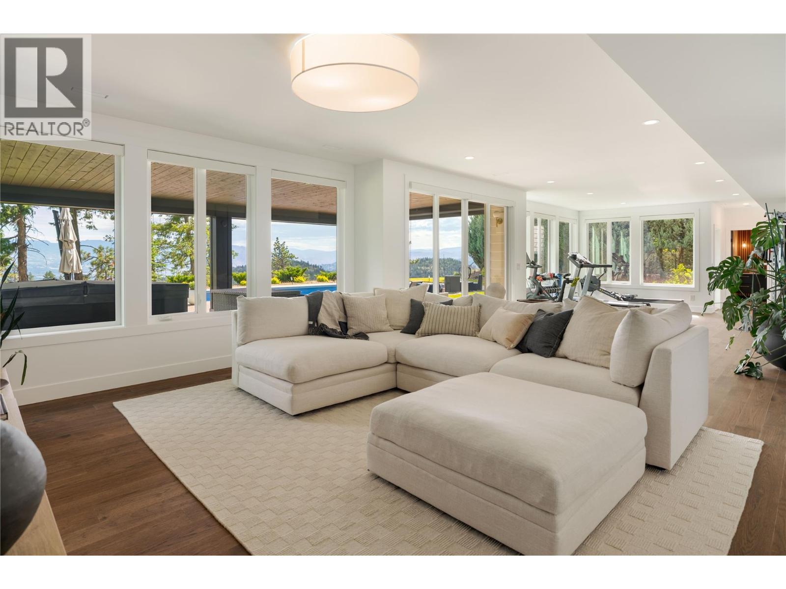 172 Skyland Drive, Kelowna, BC - Indoor Photo Showing Living Room
