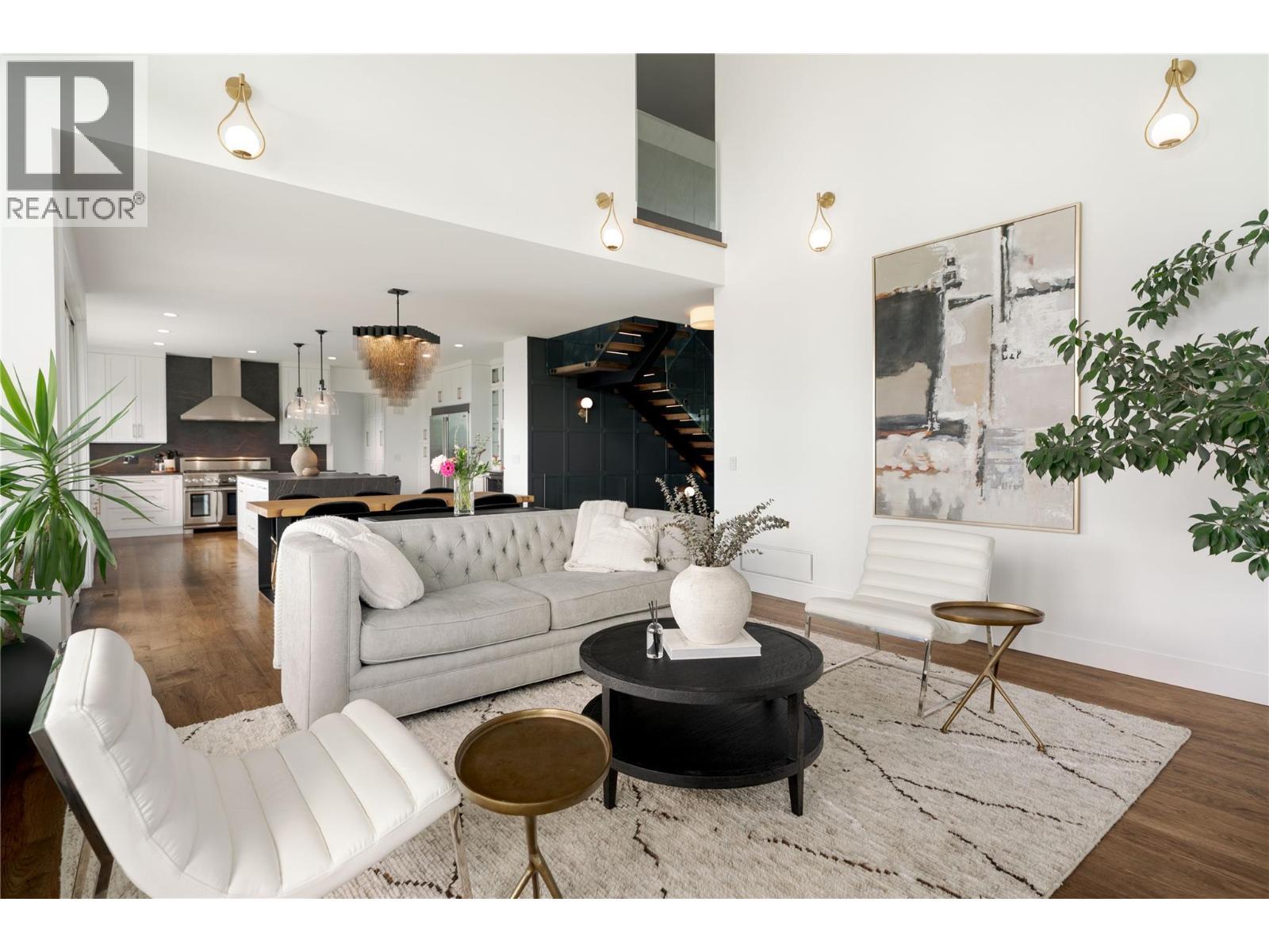 172 Skyland Drive, Kelowna, BC - Indoor Photo Showing Living Room