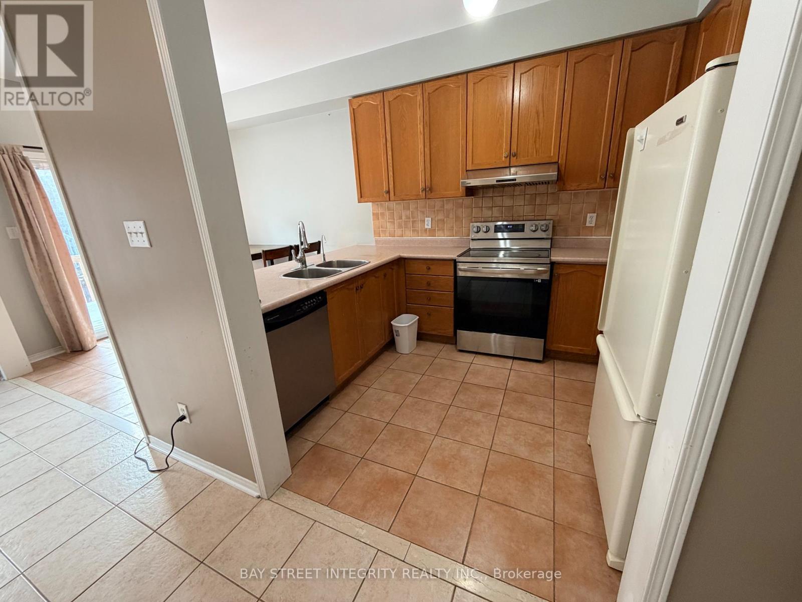 4 - 15 Pottery Place, Vaughan, ON - Indoor Photo Showing Kitchen With Double Sink