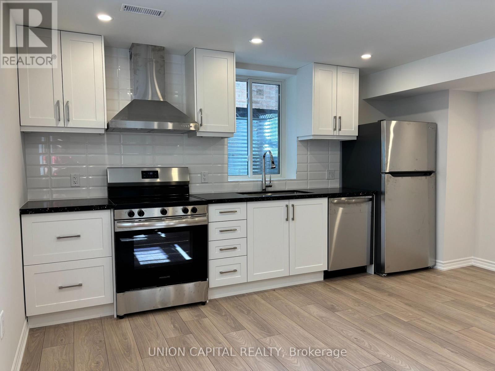 65 Stormont Trail, Vaughan, ON - Indoor Photo Showing Kitchen With Stainless Steel Kitchen