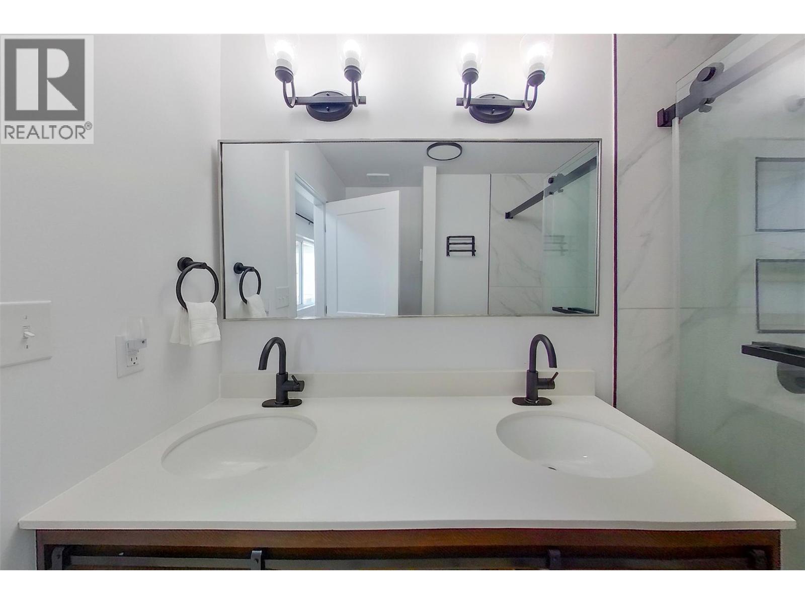 285 Westview Road, Kaleden, BC - Indoor Photo Showing Bathroom