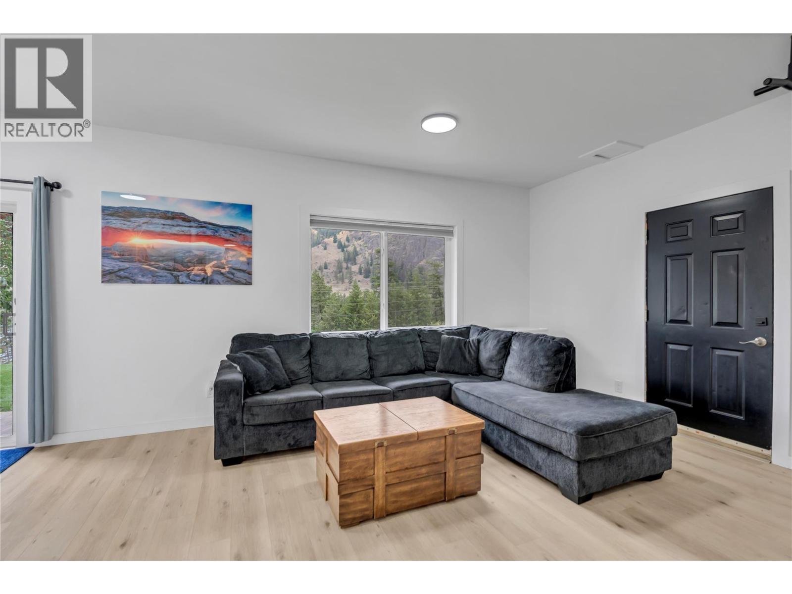 285 Westview Road, Kaleden, BC - Indoor Photo Showing Living Room