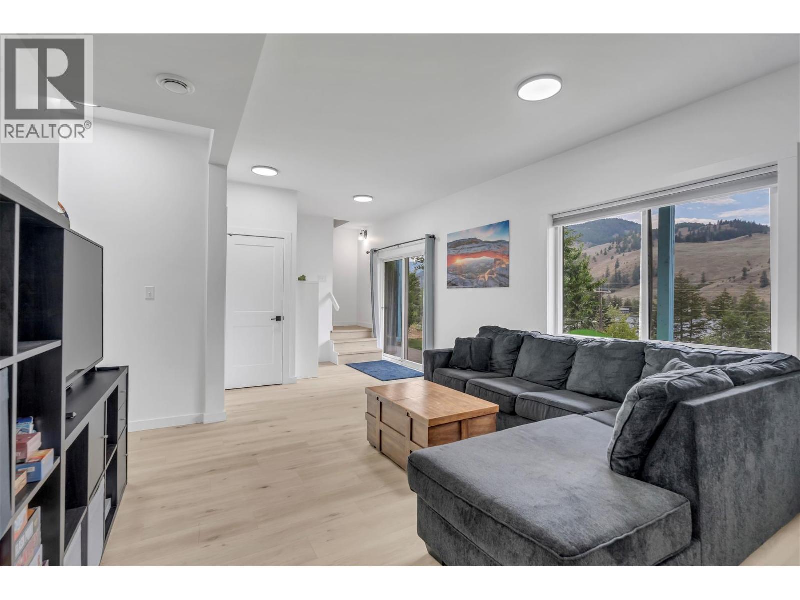 285 Westview Road, Kaleden, BC - Indoor Photo Showing Living Room