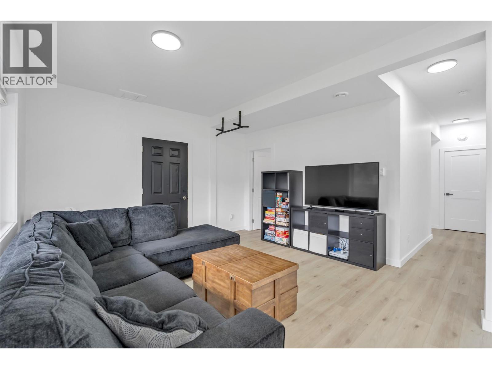 285 Westview Road, Kaleden, BC - Indoor Photo Showing Living Room