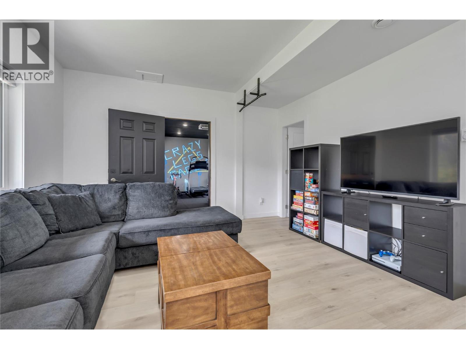 285 Westview Road, Kaleden, BC - Indoor Photo Showing Living Room
