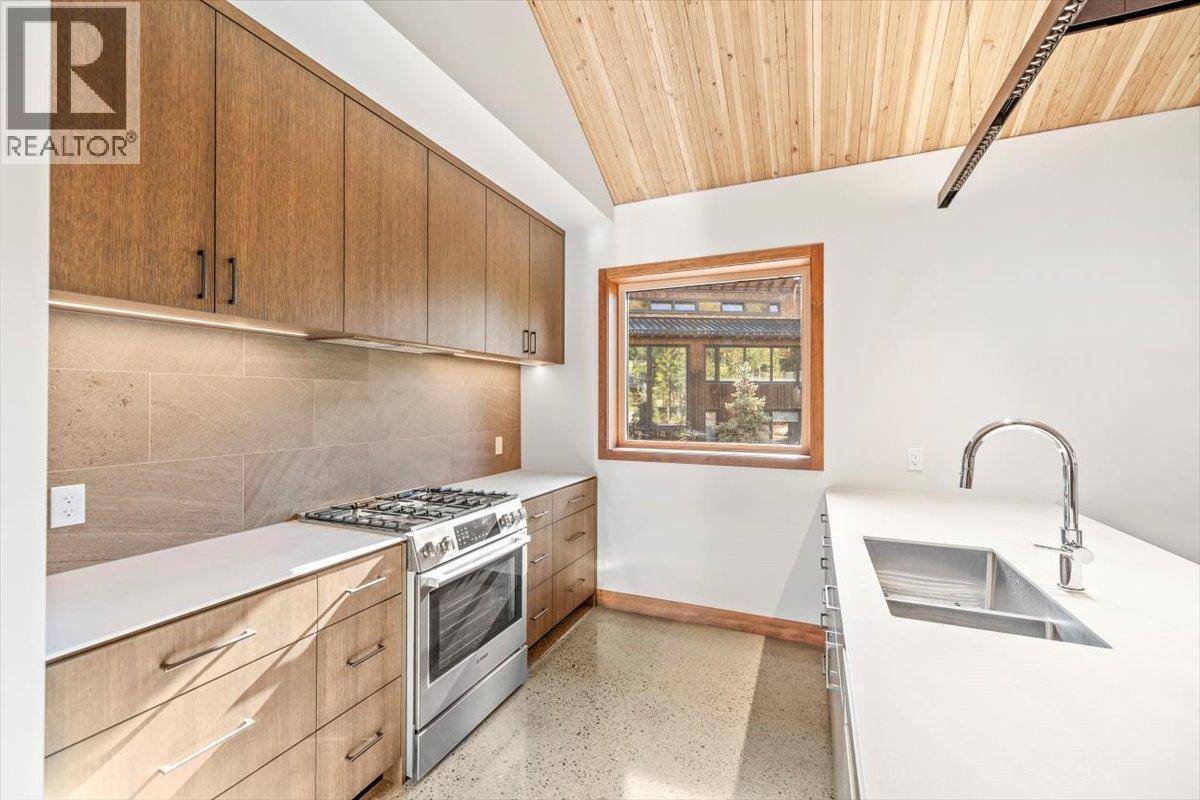 5538 Currie Bowl Way, Fernie, BC - Indoor Photo Showing Kitchen With Double Sink