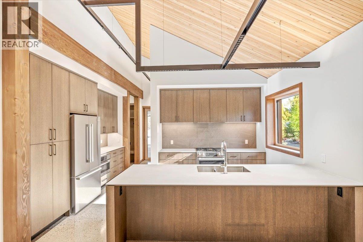 5538 Currie Bowl Way, Fernie, BC - Indoor Photo Showing Kitchen With Double Sink With Upgraded Kitchen