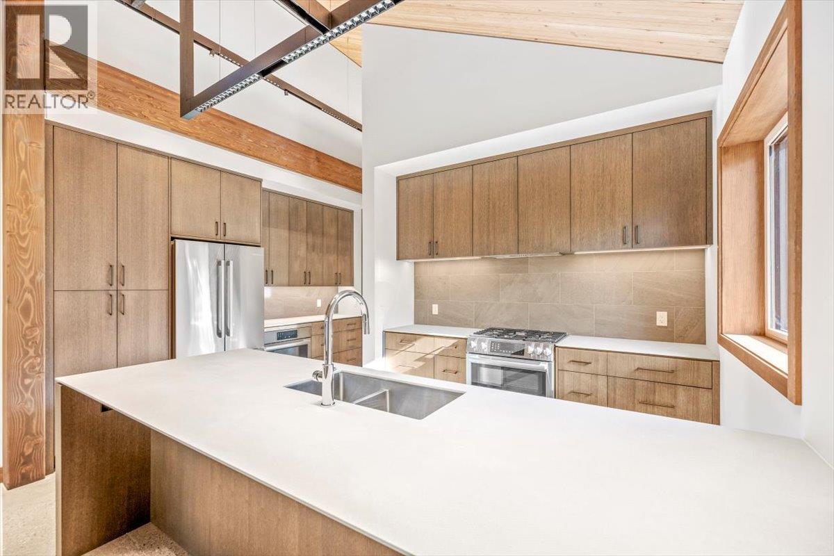 5538 Currie Bowl Way, Fernie, BC - Indoor Photo Showing Kitchen With Double Sink With Upgraded Kitchen