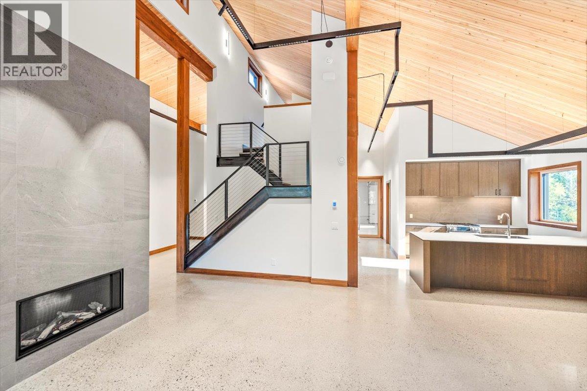 5538 Currie Bowl Way, Fernie, BC - Indoor With Fireplace