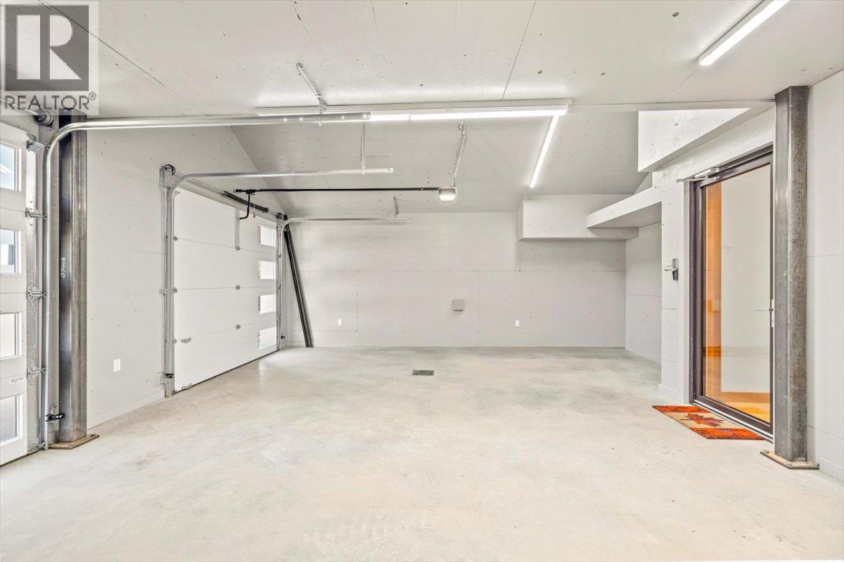 5538 Currie Bowl Way, Fernie, BC - Indoor Photo Showing Garage