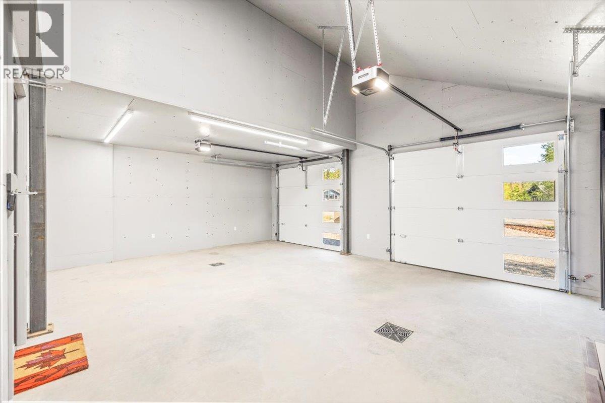 5538 Currie Bowl Way, Fernie, BC - Indoor Photo Showing Garage