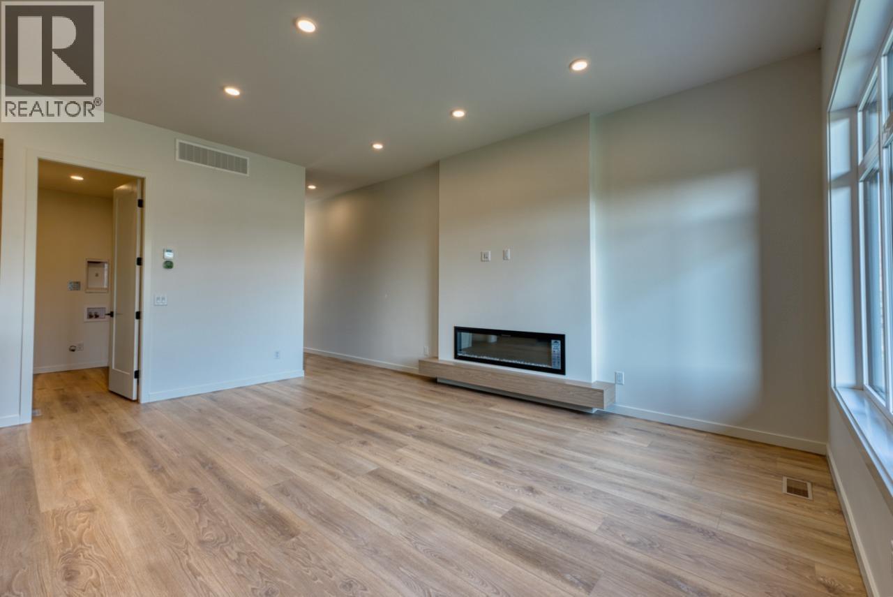 7599 Klinger Road Unit# 25, Vernon, BC - Indoor With Fireplace