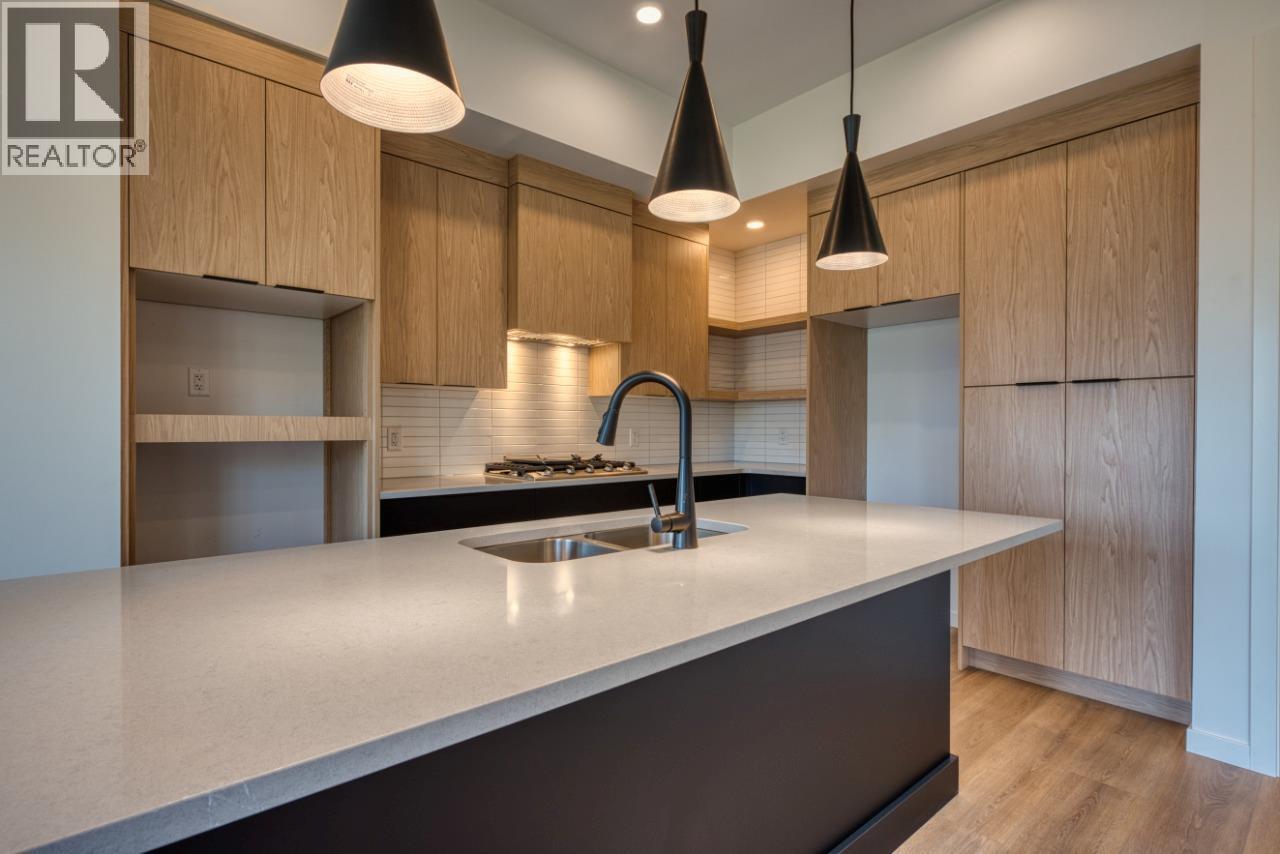 7599 Klinger Road Unit# 25, Vernon, BC - Indoor Photo Showing Kitchen With Double Sink With Upgraded Kitchen