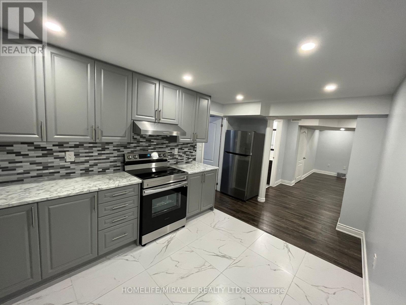 Bsmt - 9438 Credit View Road, Brampton, ON - Indoor Photo Showing Kitchen With Upgraded Kitchen