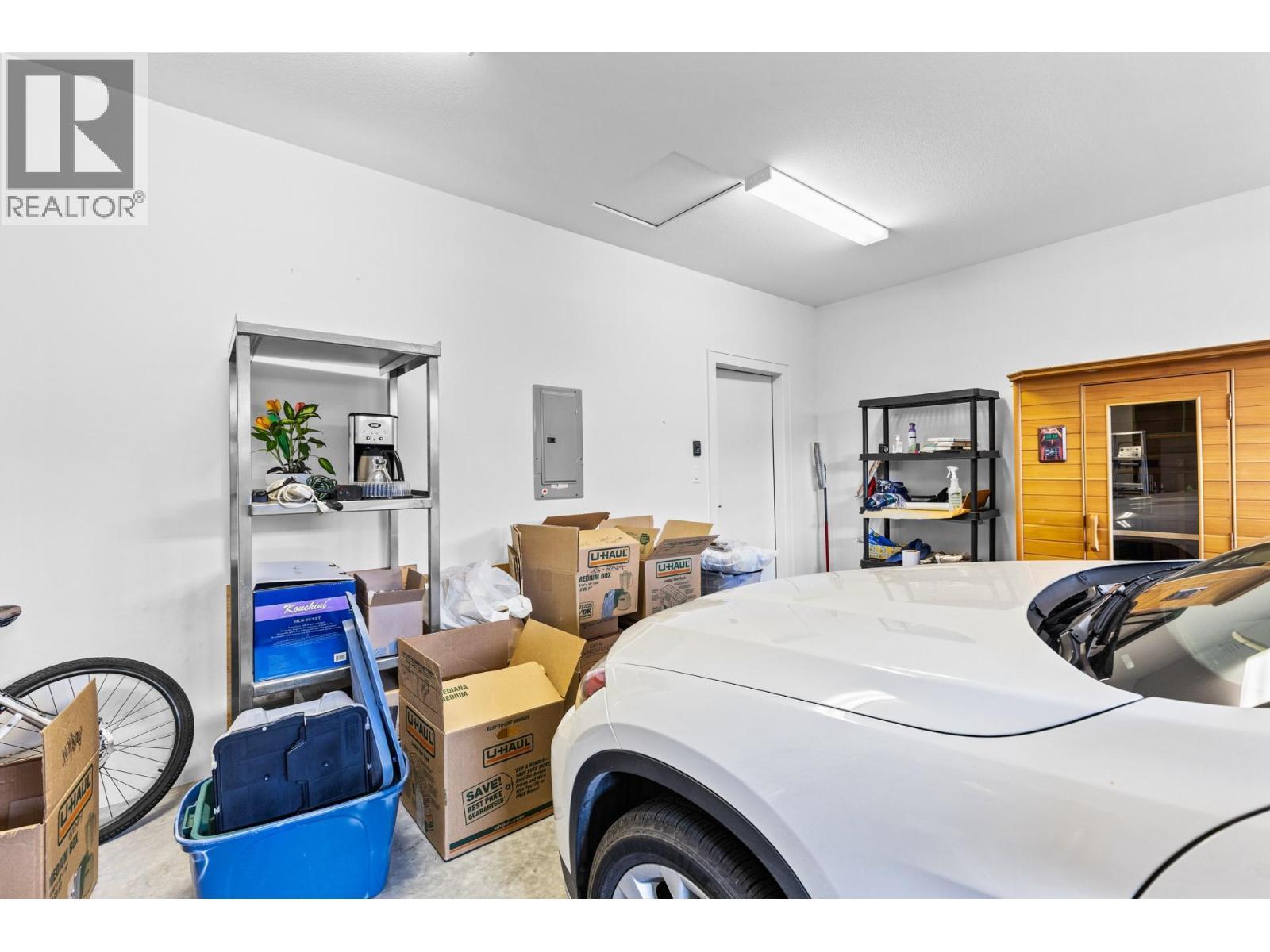 1960 Klo Road Unit# 50, Kelowna, BC - Indoor Photo Showing Garage