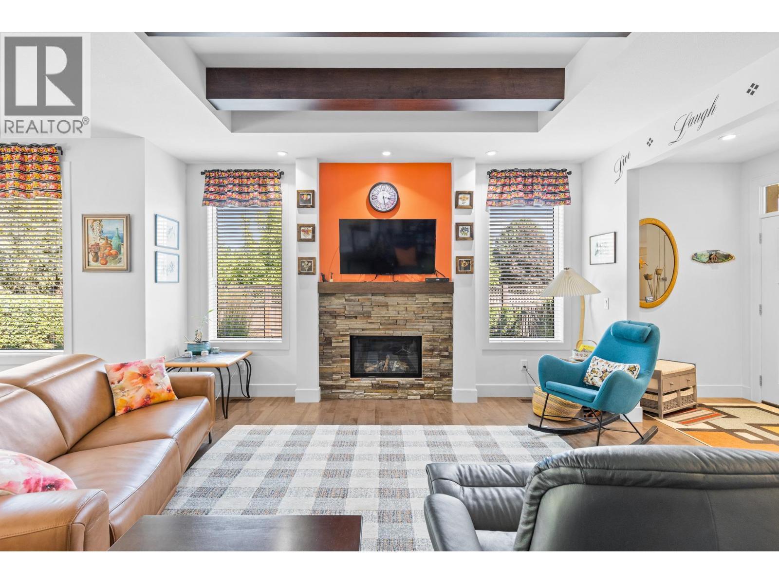 1960 Klo Road Unit# 50, Kelowna, BC - Indoor Photo Showing Living Room With Fireplace